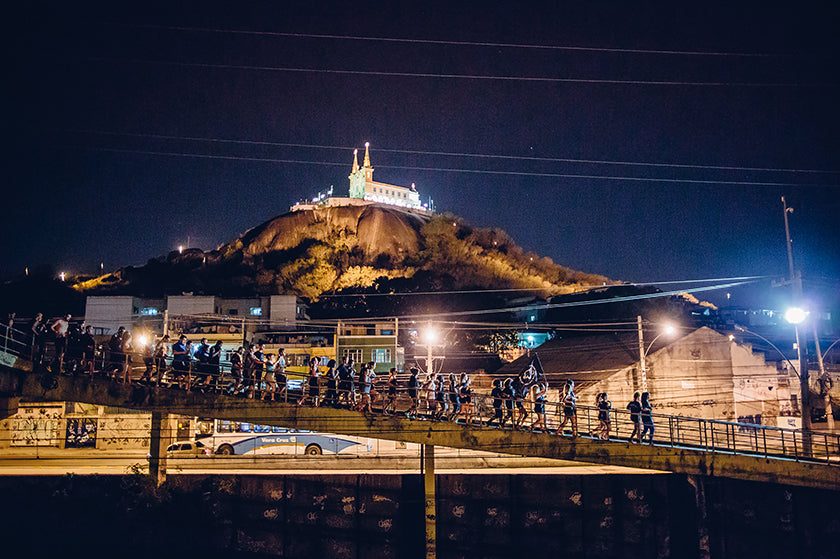 Ghetto Run Crew atravessando uma passarela no Rio de Janeiro